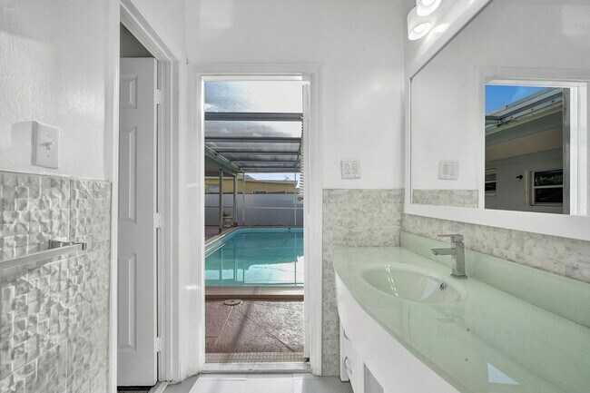Building Photo - Beautiful 3 bedroom 2 bath Home in Miramar...