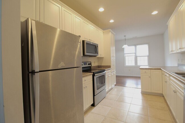 Building Photo - 3-Bedroom Townhome with Bonus Room, Large Deck and Garage!