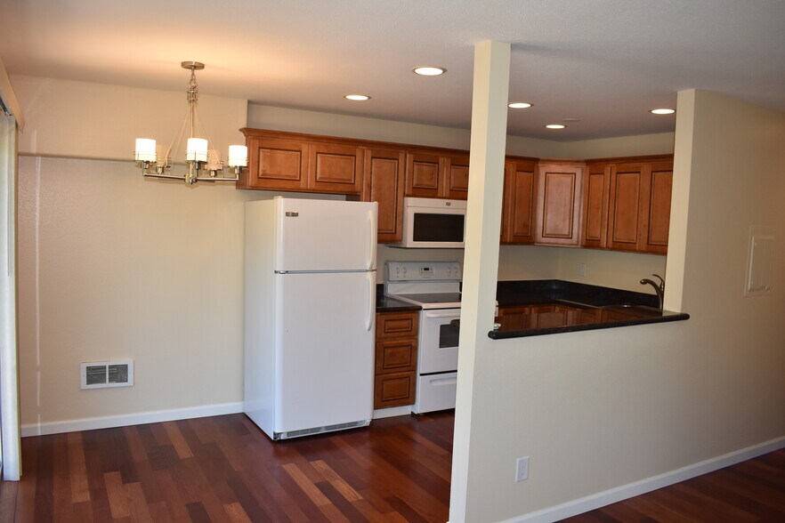 Building Photo - 200 SW Florence Ave