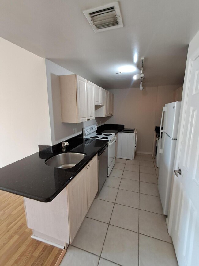 Building Photo - 2100 Greenview Shores Blvd