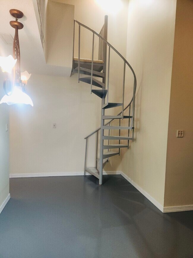 Building Photo - 1106 Loft Cove