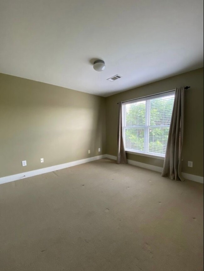 Building Photo - 2 BEDROOM 2.5 BATH TOWNHOME WITH DOWNTOWN ...