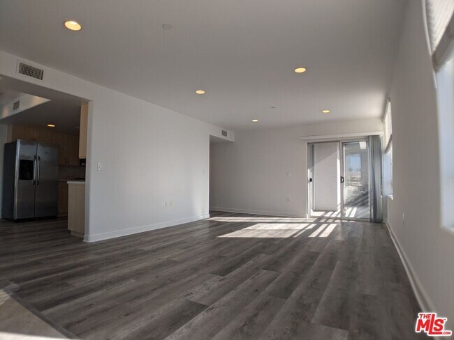 Building Photo - 5143 White Oak Ave