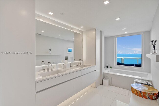 Building Photo - 17875 Collins Ave