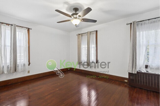 Building Photo - Spacious 4BR Single-Family Home with Garage, Driveway & Fenced Yard in Kearny