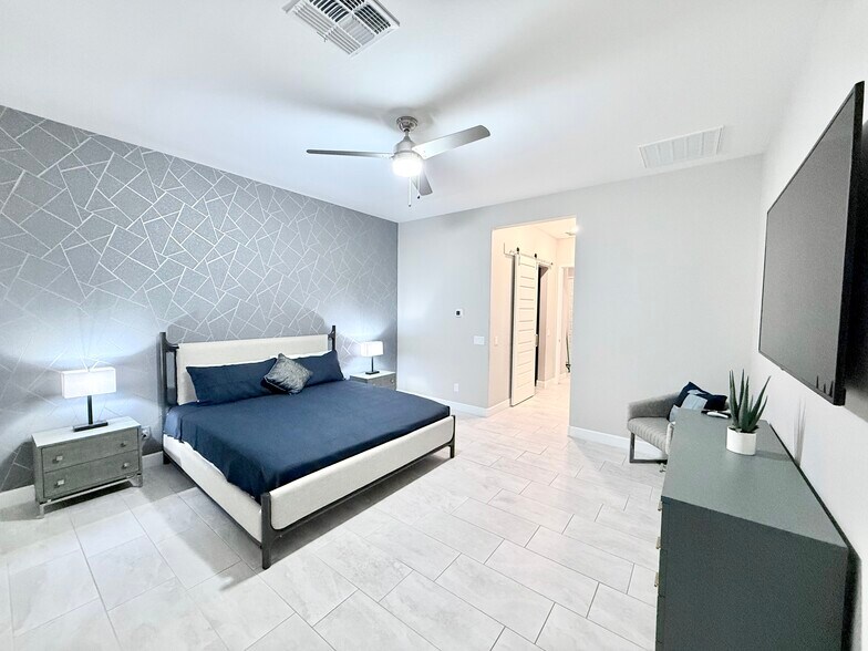 Building Photo - 2506 E Pleasant Ln