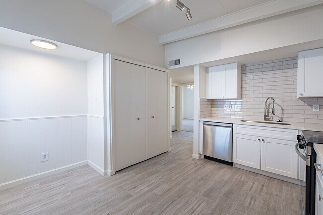 Building Photo - Updated townhome near Central Phx/Biltmore!