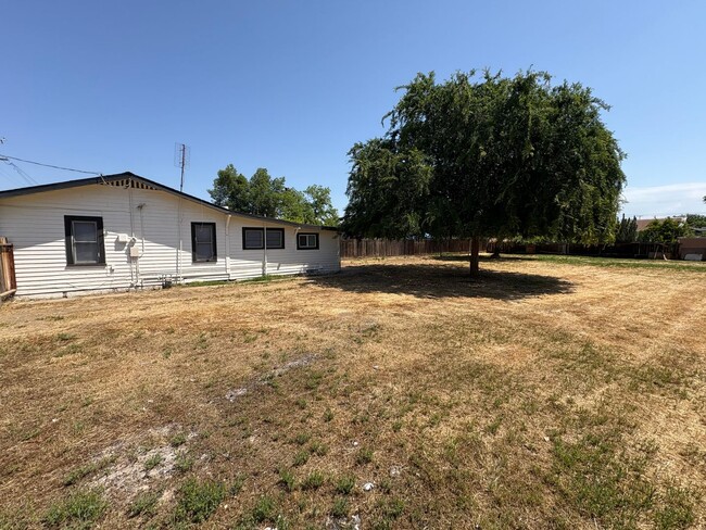 Building Photo - Spacious Dinuba Home Rent Ready!
