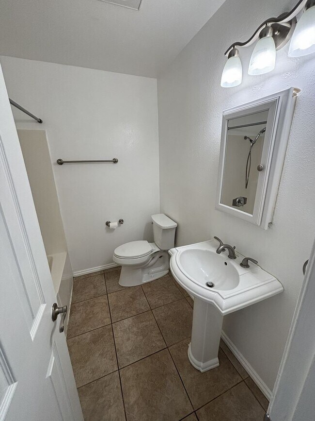 Building Photo - MOVE IN READY Updated La Habra condo