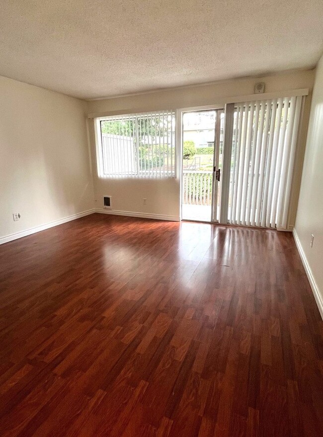 Building Photo - Updated 1 Bed/ 1 Bath Condo Kent - Great L...