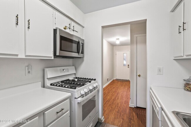 Building Photo - 110 Bowne Ct