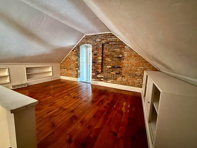 Building Photo - 552 S 6th St