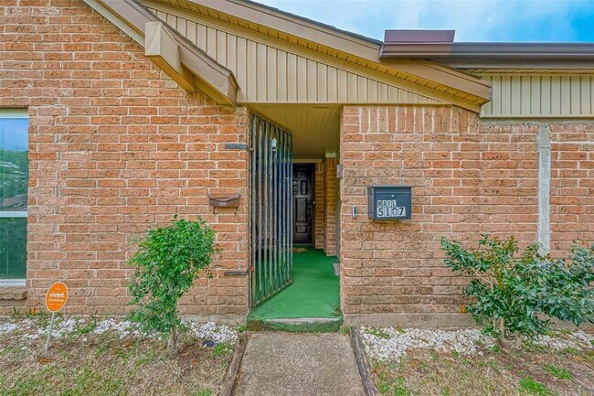 Building Photo - 5107 Trail Lake Dr