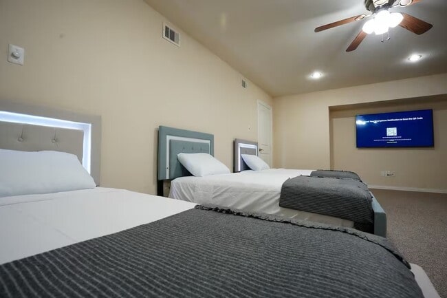 Building Photo - 5625 Dolores St