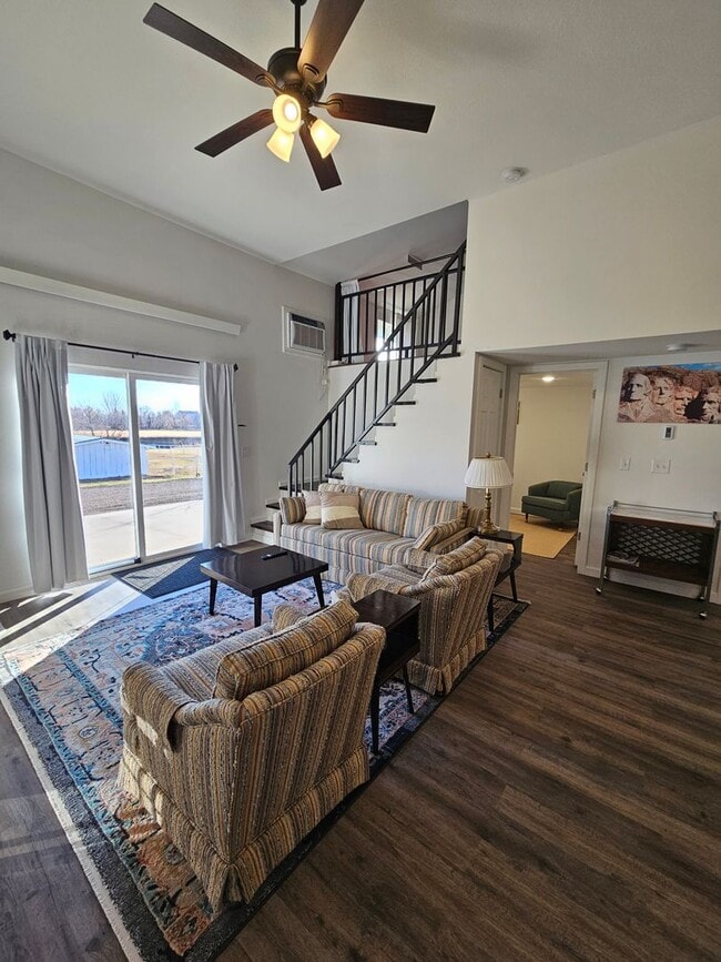 Building Photo - 1 BED | PLUS LOFT AREA | 1.5 BATH | FURNIS...