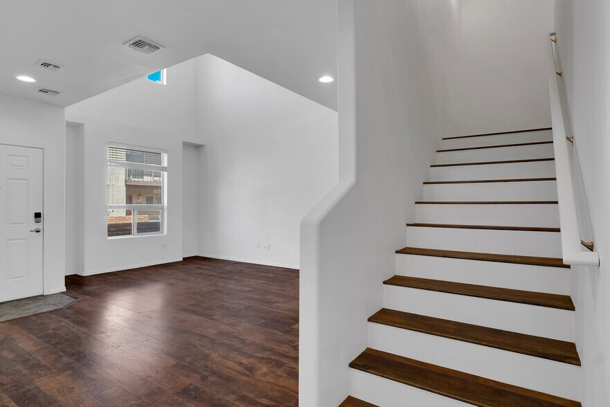 Building Photo - 4154 N Thurston Ln