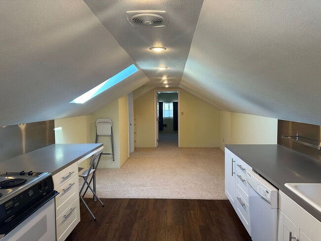 Building Photo - Updated 1 bed, 1 bath in Eugene!