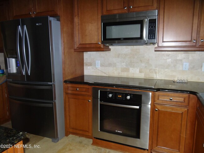 Building Photo - 120 Bay St