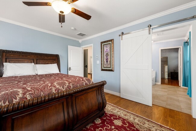 Building Photo - 2116 Live Oak St