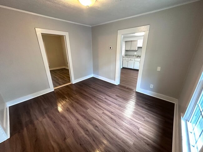 Building Photo - 3 Bedrooms, 1 Bathroom - North Rome House