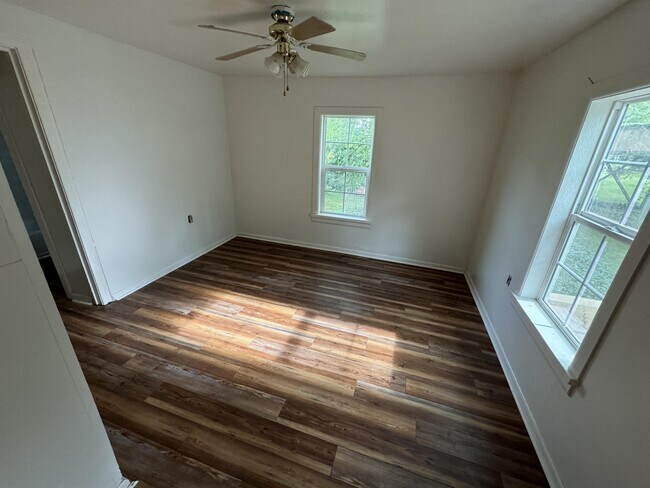 Building Photo - 872 Youngs Ln