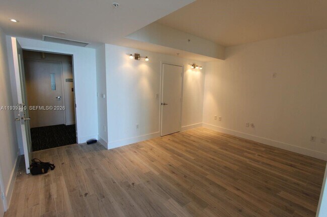 Building Photo - 1900 N Bayshore Dr