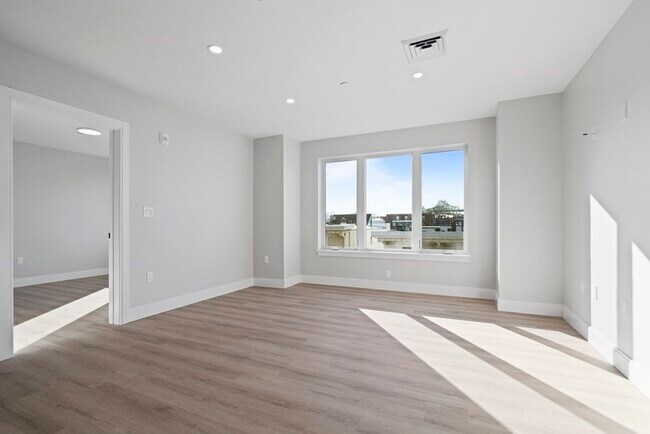 Building Photo - 25 2nd St