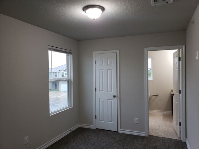 Building Photo - Town home for rent