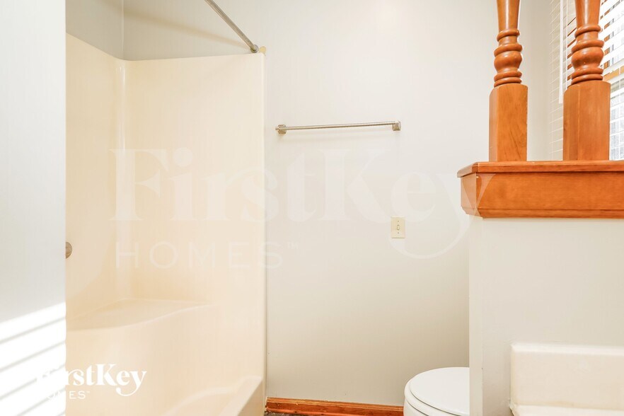 Building Photo - 873 E Cragmont Dr