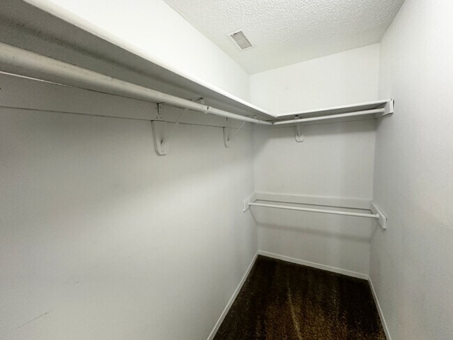 Building Photo - 1370 Brook St