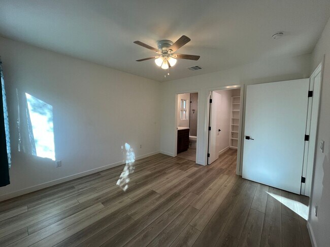 Building Photo - Upgraded Woodland Hills 2+2.5 plus 2 bonus rooms and Studio Guest House with kitchen and full bath!!