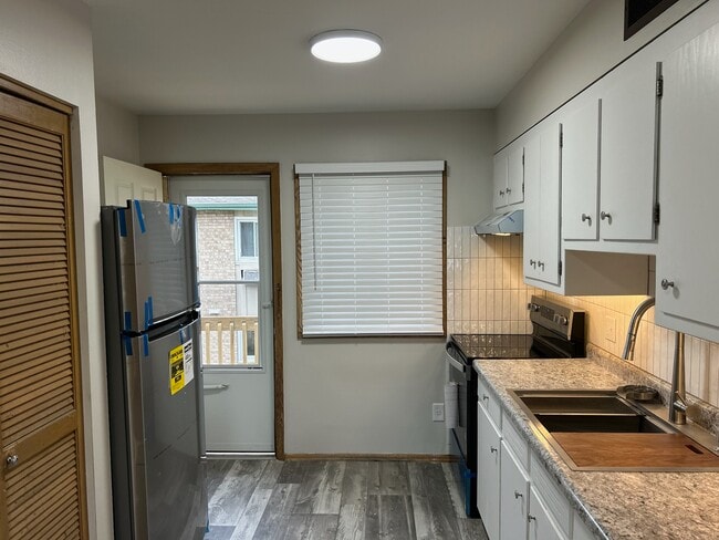 Building Photo - 609 Linden Ave