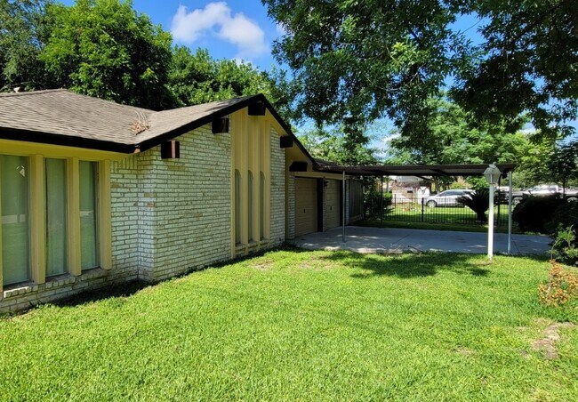 Building Photo - 11001 Sherry Ln