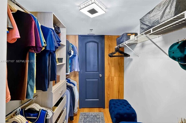 Building Photo - 1200 Brickell Bay Dr