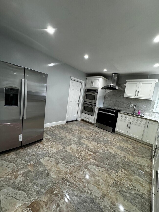 Building Photo - 1041 NE 178th Terrace