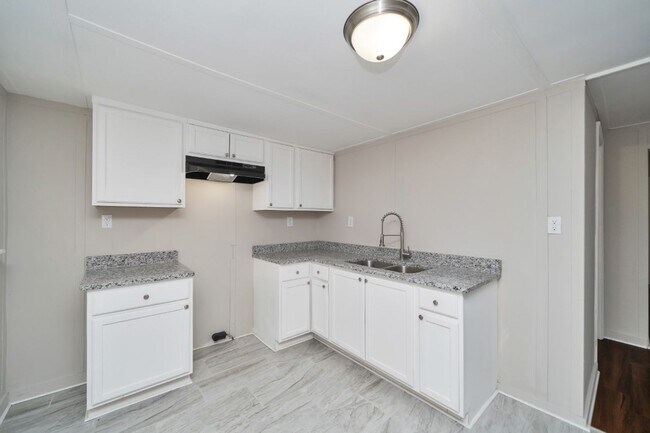 Building Photo - ? Adorable Bungalow Home in Highly Desirab...
