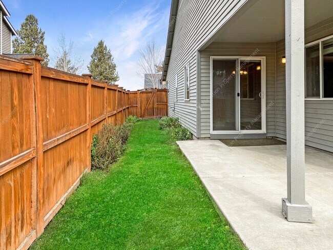 Building Photo - Single-level 3 BR-2BA Home in SE Bend