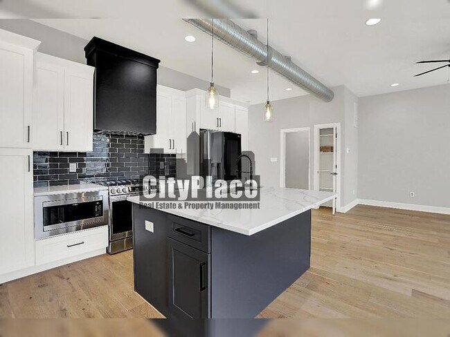 Building Photo - 2008 Yandes St