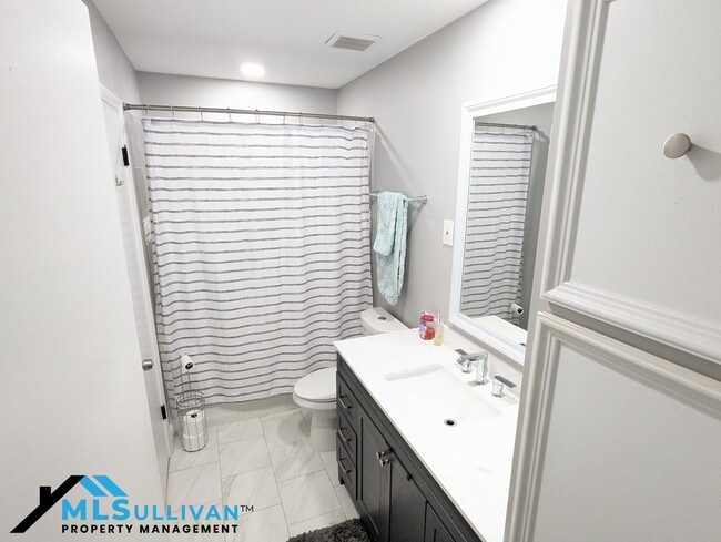 Building Photo - 4100-4105 Five Oaks Dr