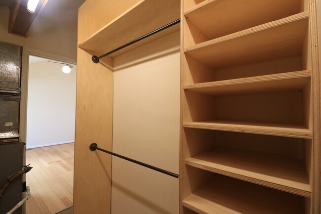 Building Photo - Top Floor 2/1.5 2 level Condo w/ Garage pa...