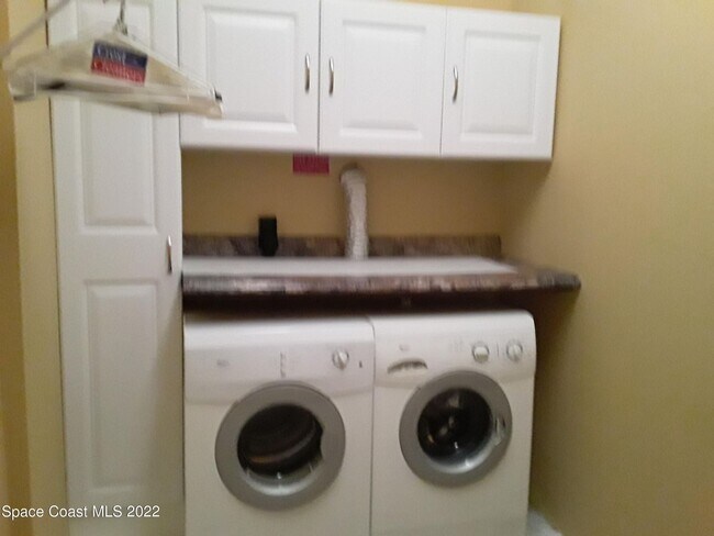 Building Photo - Ground floor corner unit