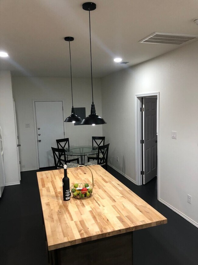 Building Photo - Charming 2BR Duplex in Mineola
