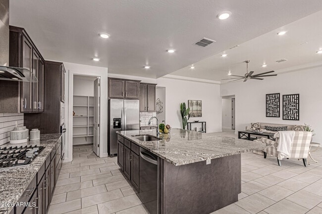 Building Photo - 18455 W Sandlewood Dr