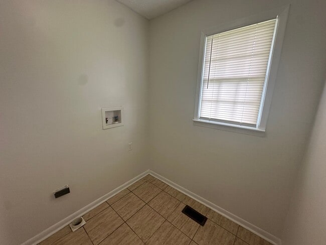 Building Photo - 2117 Marian Ln