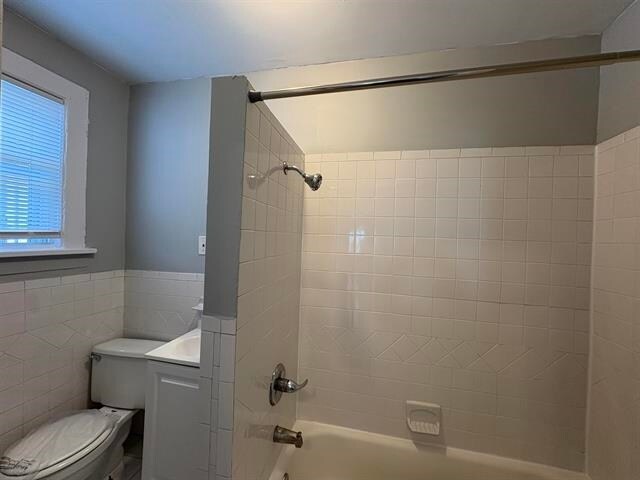 Building Photo - 762 Forest St