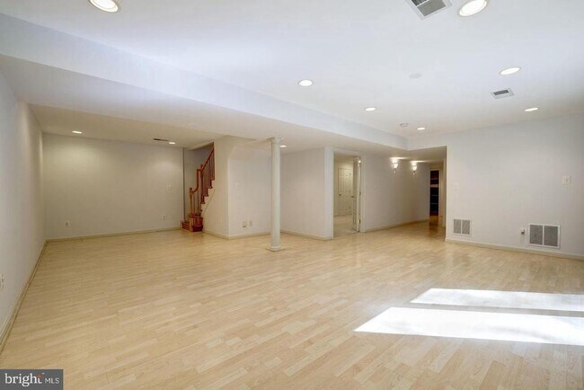Building Photo - 6710 Persimmon Tree Rd