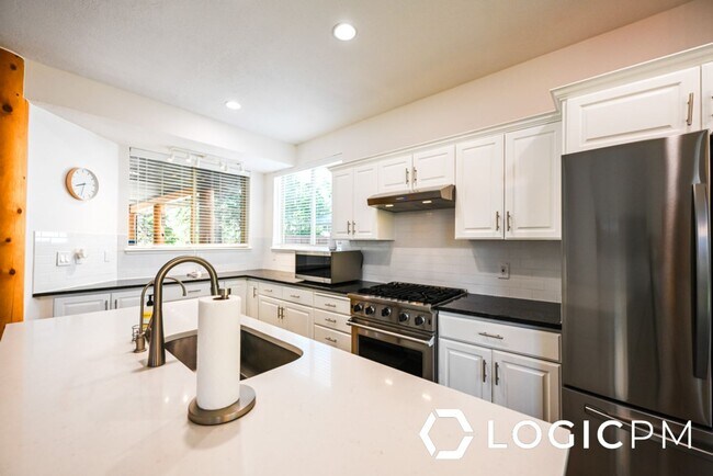 Building Photo - 1034 Lincoln Ln