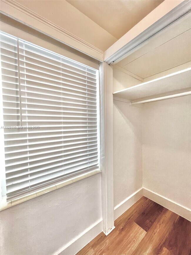 Building Photo - 12906 NE 6th Ave