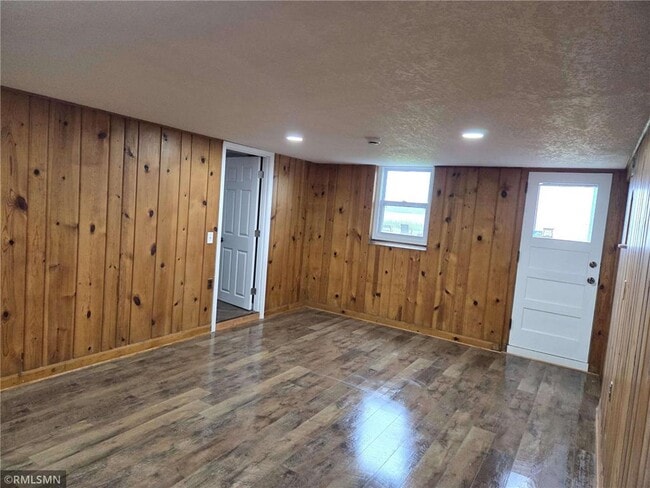 Building Photo - 3311 Interlachen Dr NE