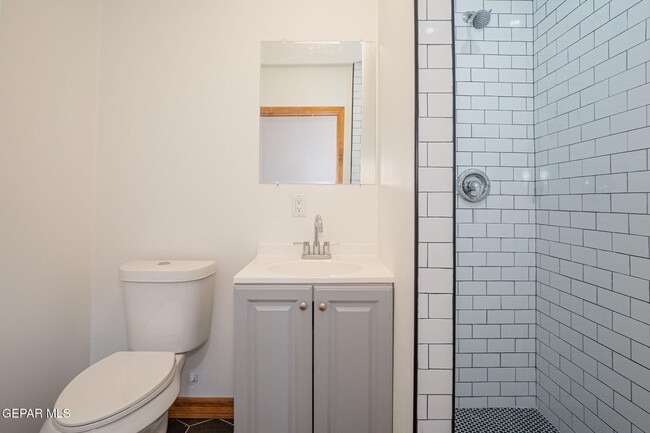 Building Photo - 404 W Overland Ave